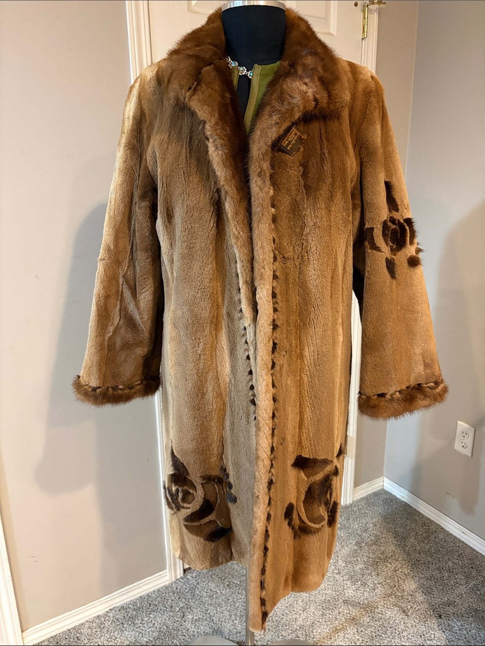 Women's Sheared Mink Brown Floral  Fur Coat size Medium 14A. I